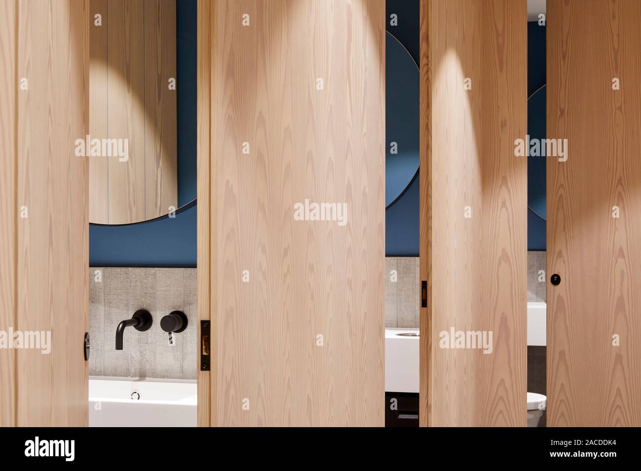 Badezimmer detail. Devon House, London, Vereinigtes Königreich. Architekt: Steif+Trevillion Architekten, 2019. Stockfoto