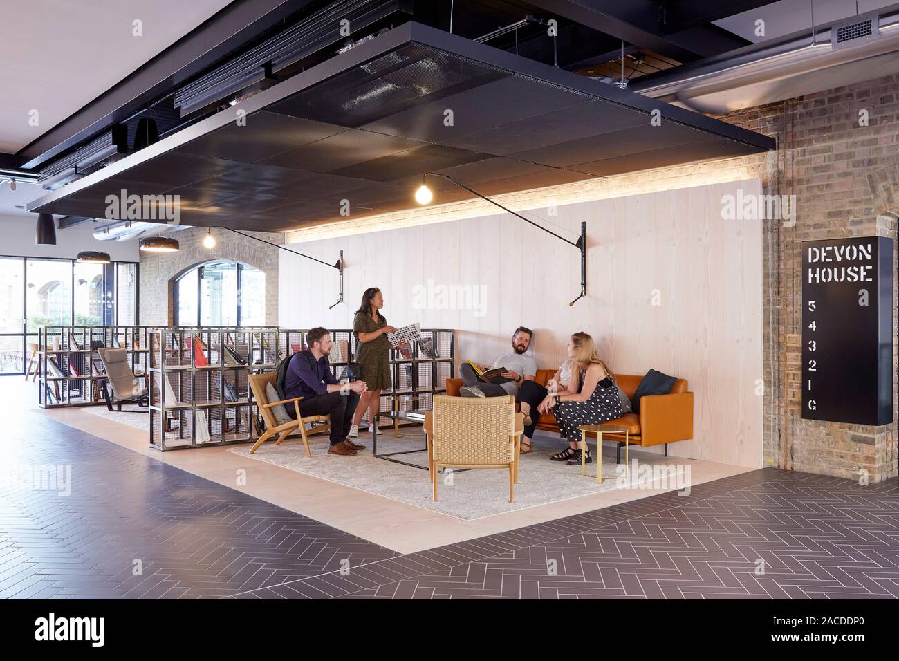 Informelles Treffen Bereich im Erdgeschoss. Devon House, London, Vereinigtes Königreich. Architekt: Steif+Trevillion Architekten, 2019. Stockfoto