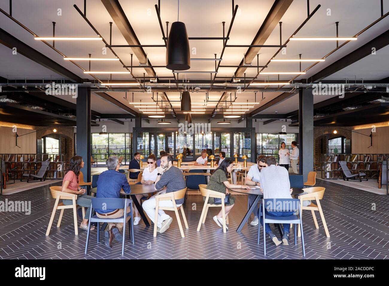 Informelles Treffen Bereich im Erdgeschoss. Devon House, London, Vereinigtes Königreich. Architekt: Steif+Trevillion Architekten, 2019. Stockfoto