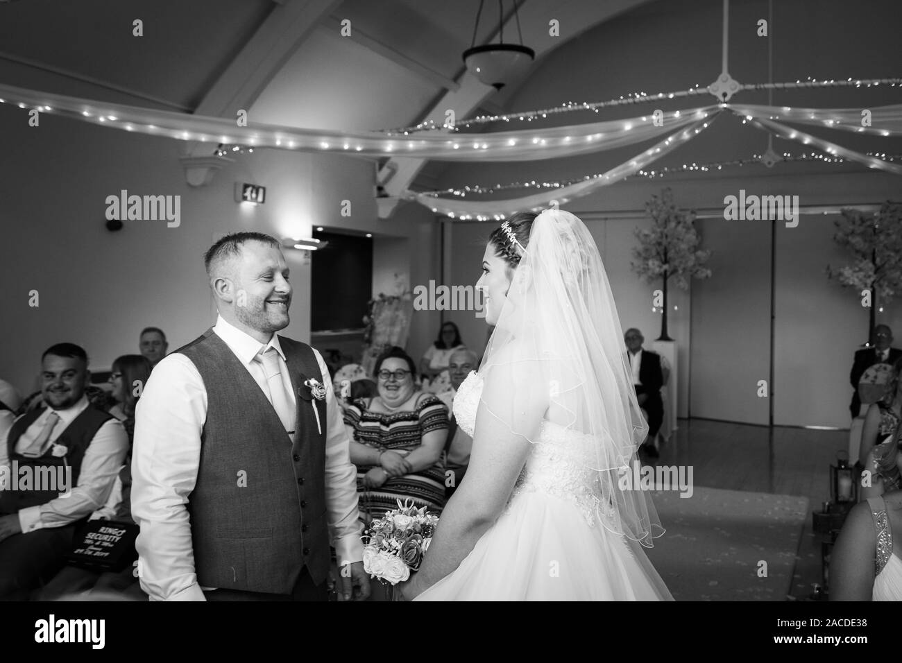 Eine traditionelle englische Hochzeitszeremonie im Haus Floral Hall, Tunstall, Stoke on Trent, Hochzeitsfotografie, Feier, traditionelle Hochzeit Stockfoto