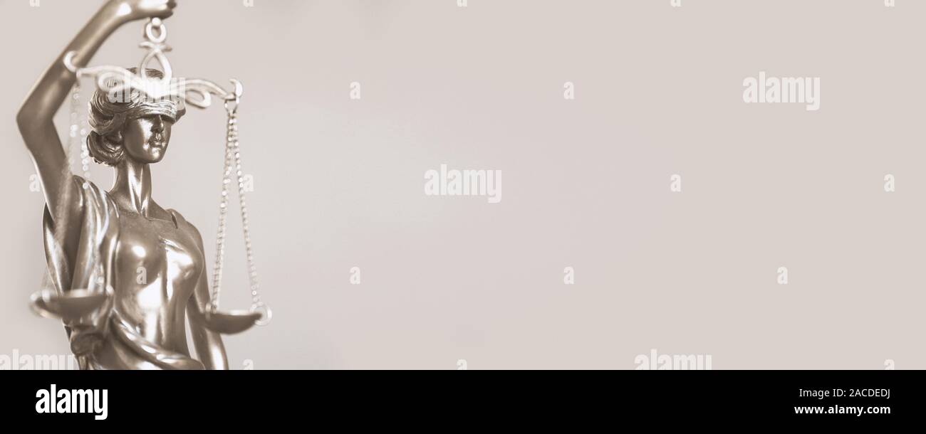 Dame Justiz oder justitia - Details der blind oder mit verbundenen Augen silberne Statue holding Balance Waagen-recht Rechtsprechung und Unparteilichkeit Symbol - große Banner Hintergrund mit Kopie Raum Stockfoto