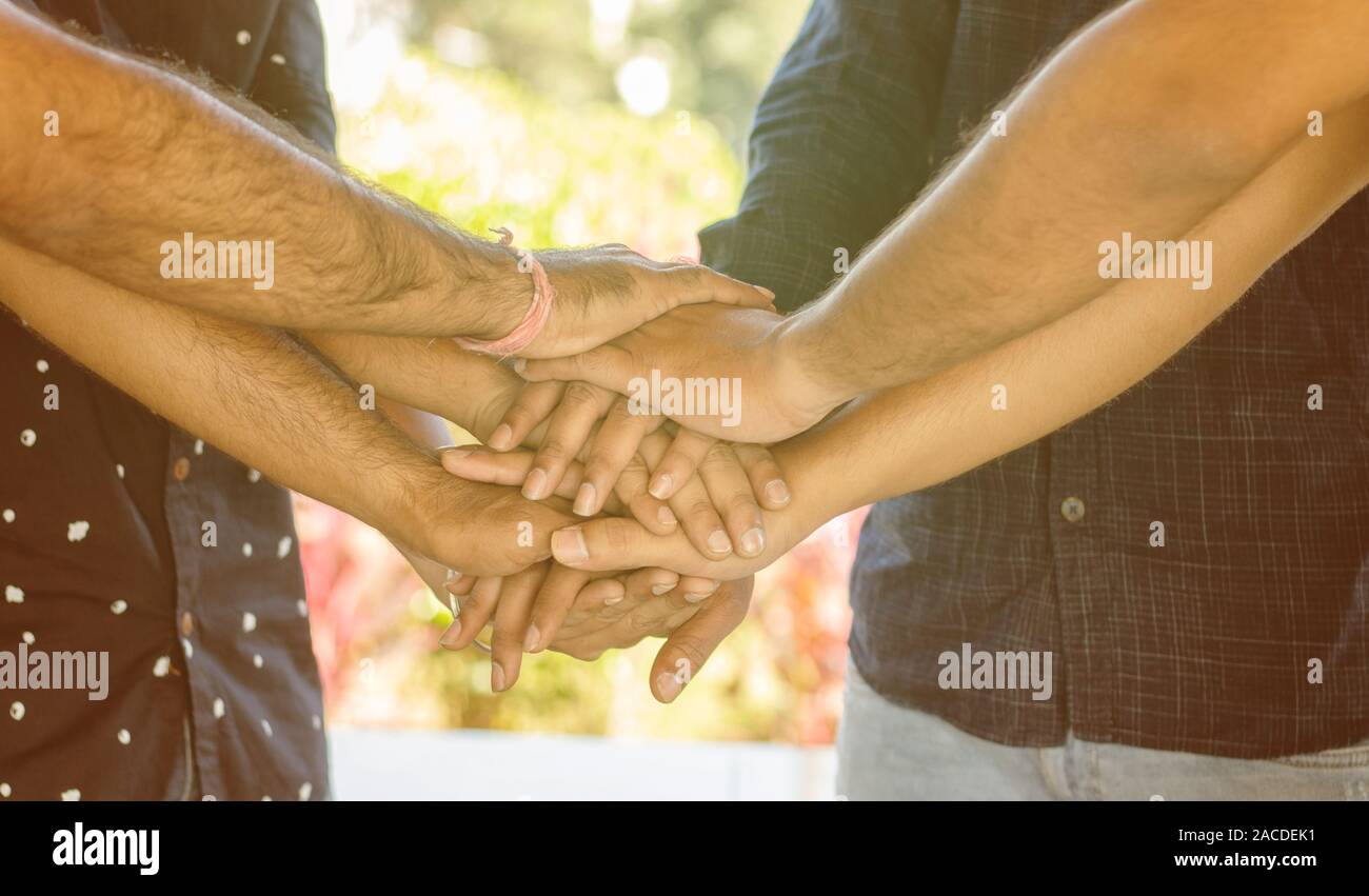 Konzept von Freundschaft, Unterstützung und Teamwork Menschen die Hände zusammen, - junge Menschen die Hände zusammen halten im Freien. Stockfoto