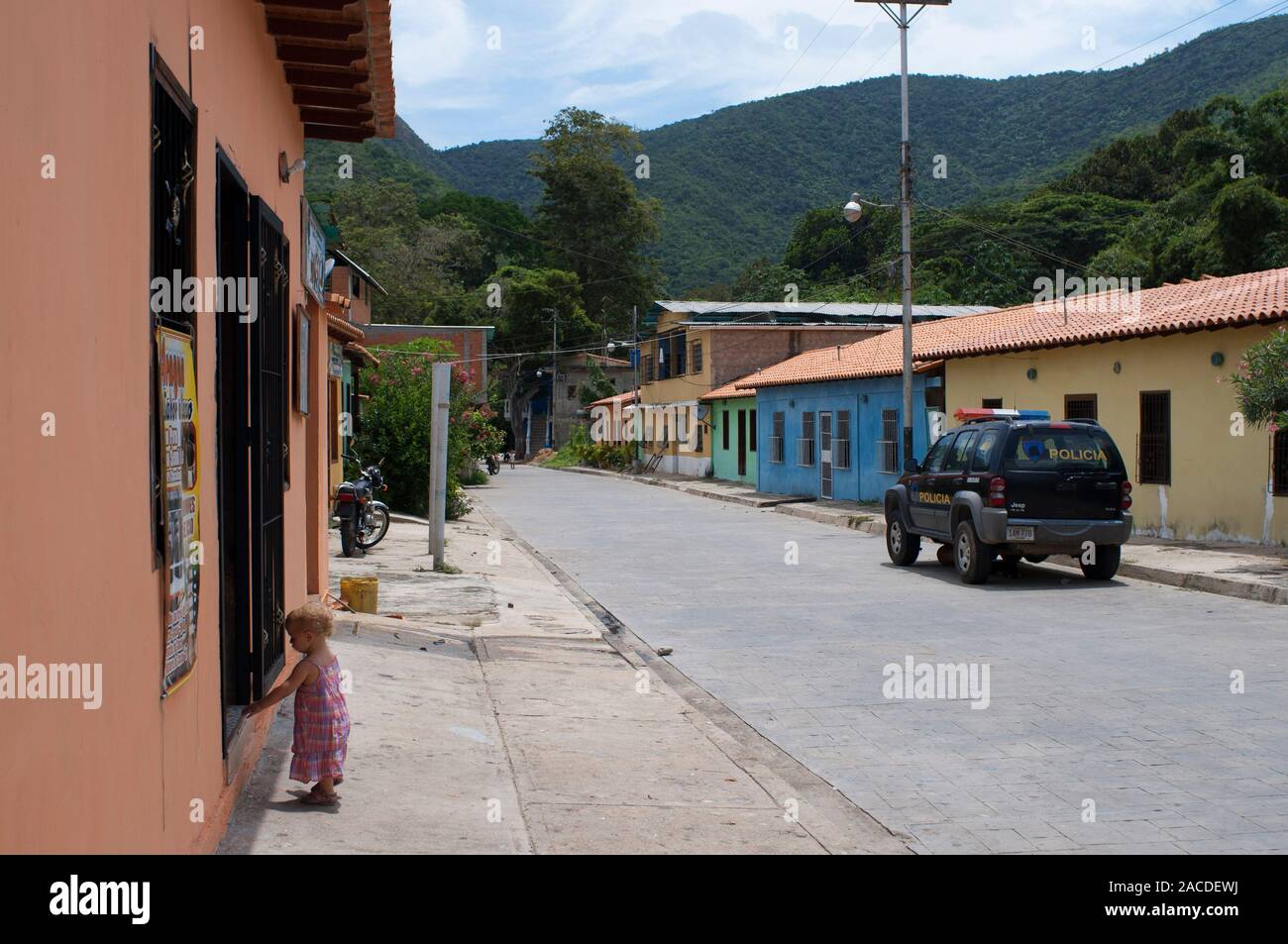 Häuser in der Hauptstraße von chuao Dorf in Falcon, in Venezuela - Henri Pittier Nationalpark, in Venezuela. Es stellt eine grosse touristisch Inter Stockfoto