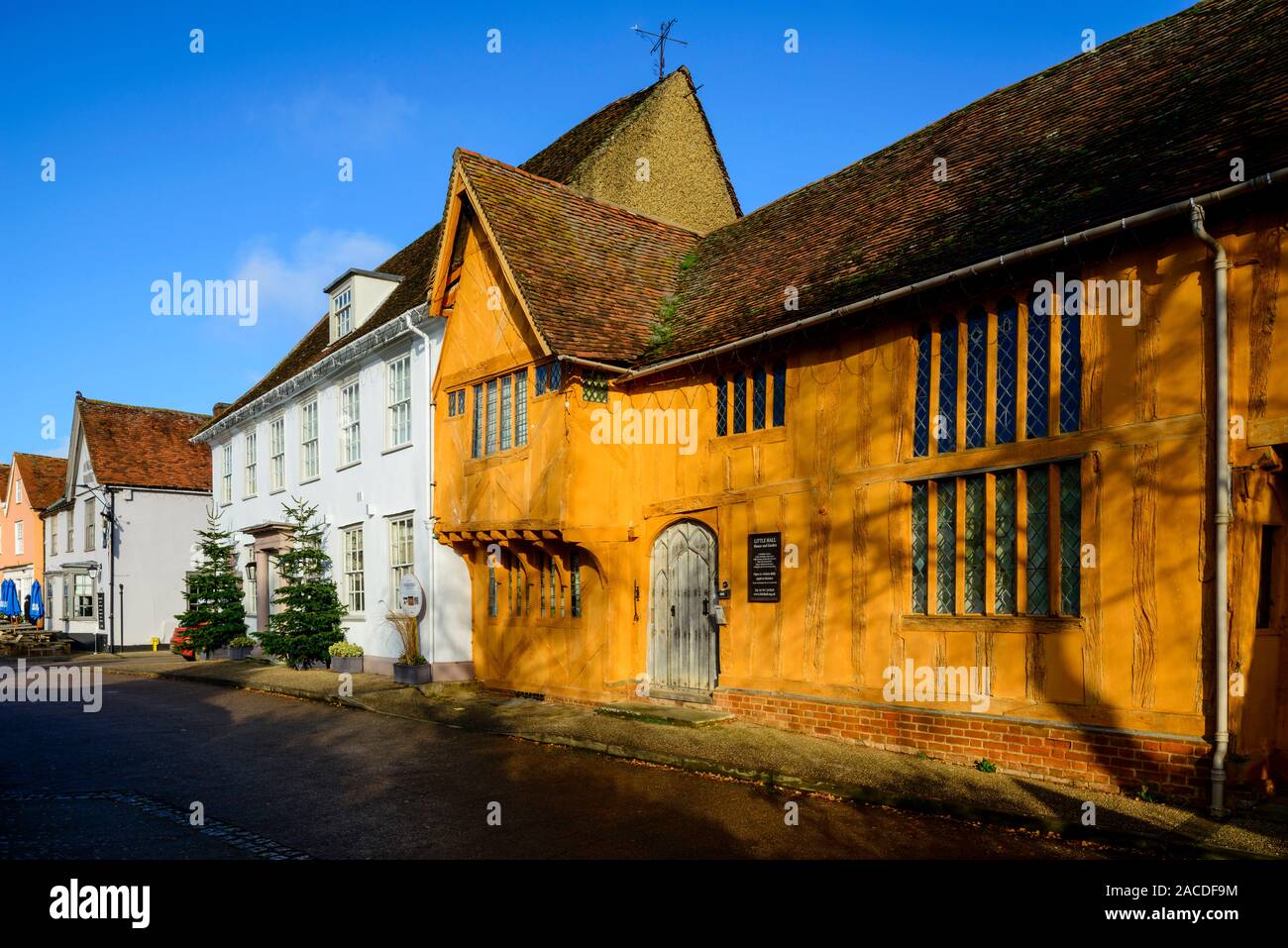 Die orange lackiert Kleine Halle, die Ende des 14. Jahrhunderts Holz - berühmte Haus auf dem Markt, Lavenham, Suffolk, England, Großbritannien Stockfoto