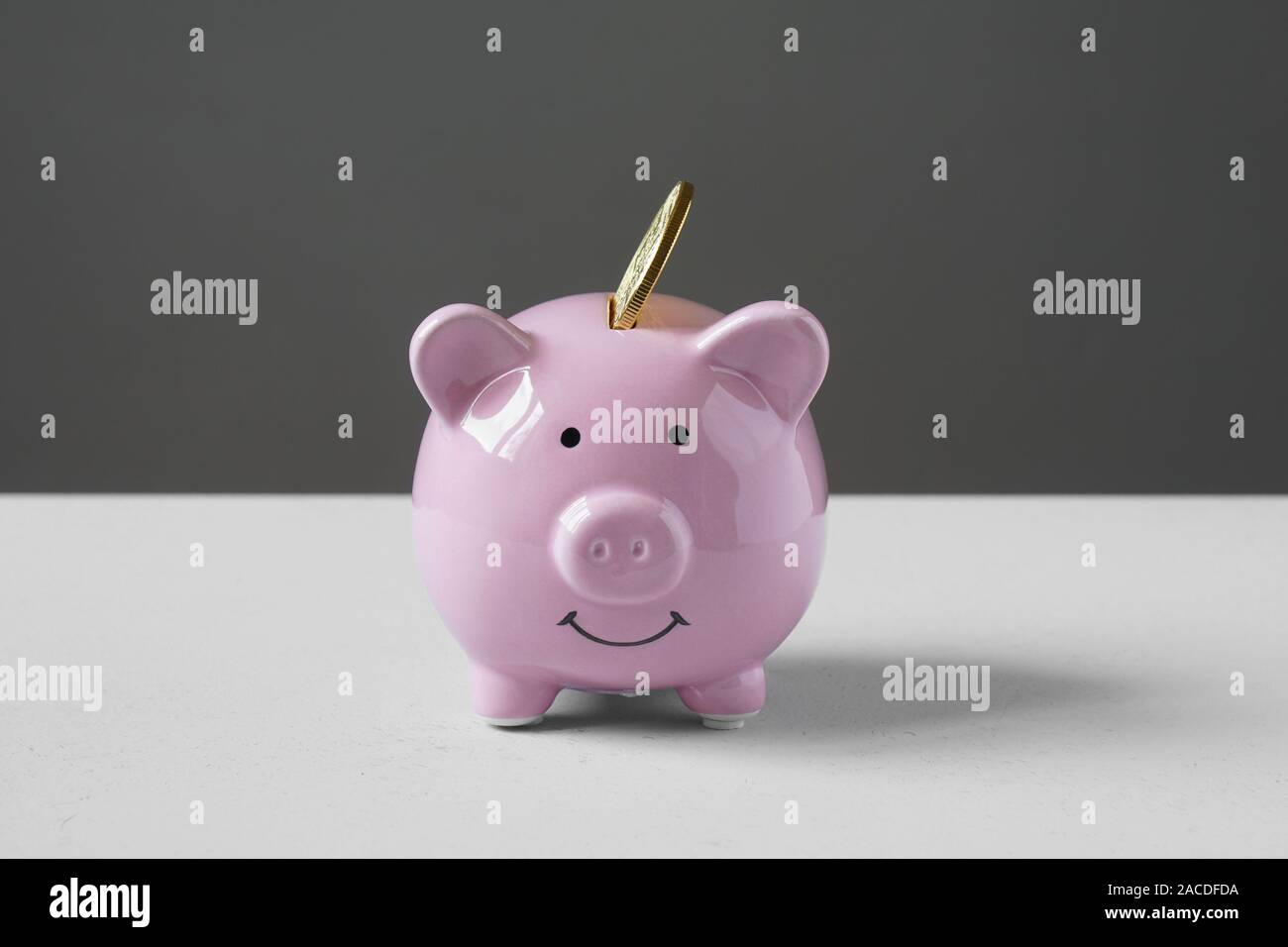 Piggy Bank oder Geld Box mit Münze - Finanz- und Sparkonzept mit Kopie Raum Stockfoto