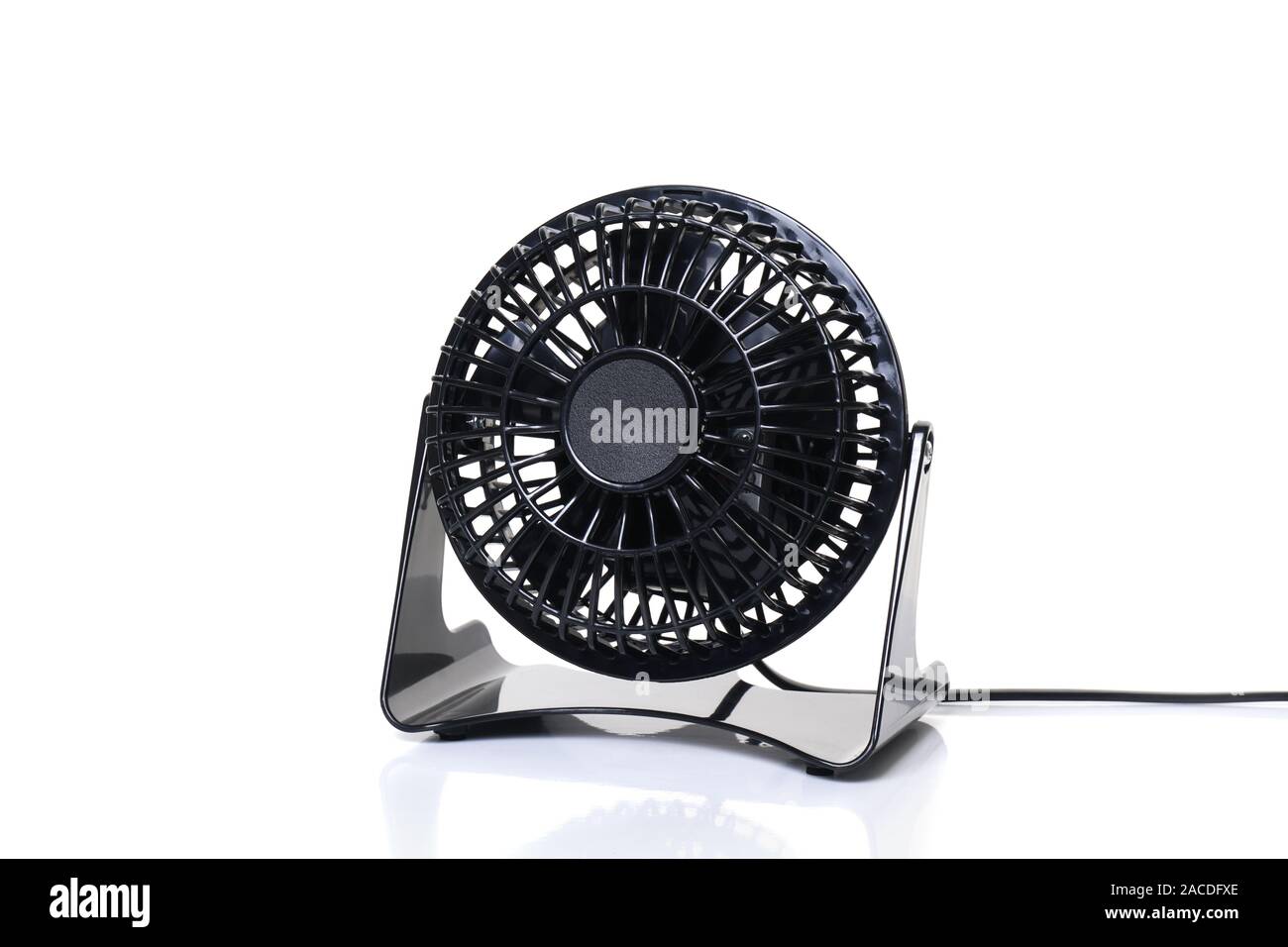 Kleiner Tisch Ventilator oder Ventilator auf weißem Hintergrund Stockfoto