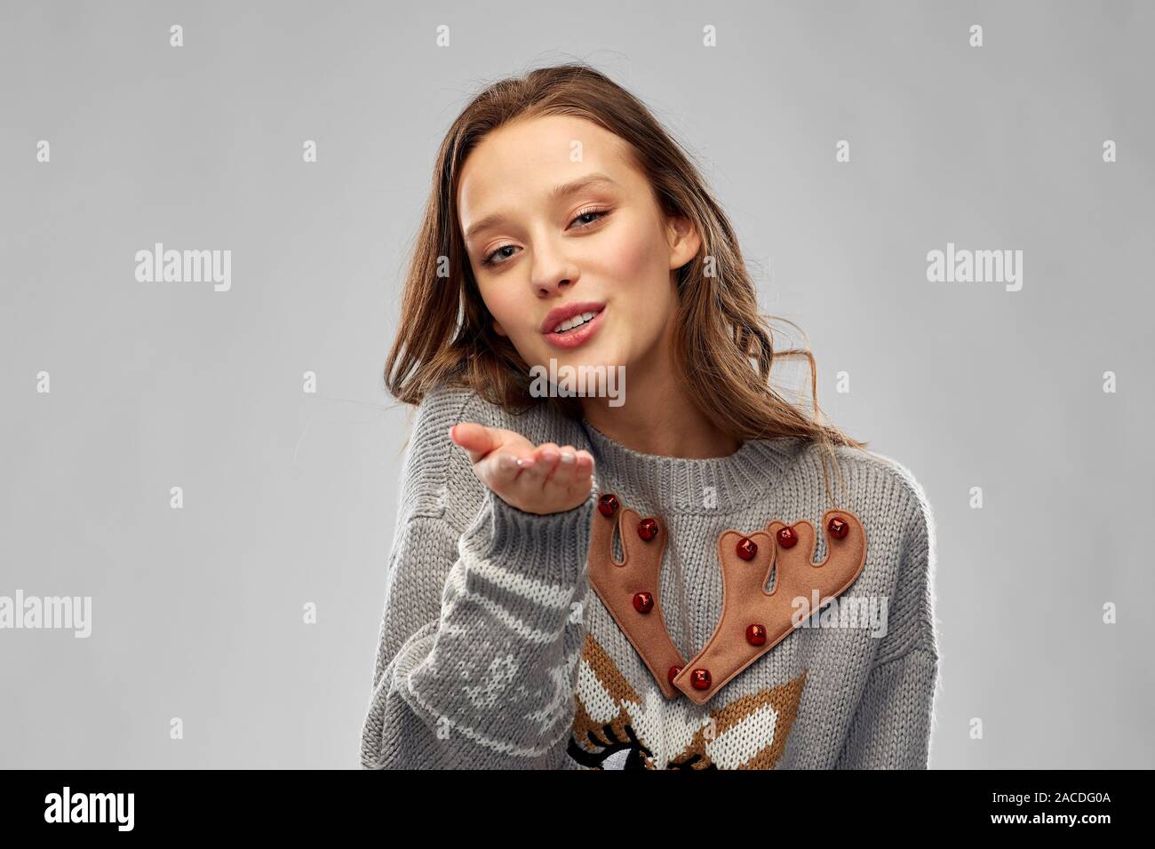 Frau in hässlichen Weihnachten Pullover senden Air kiss Stockfoto