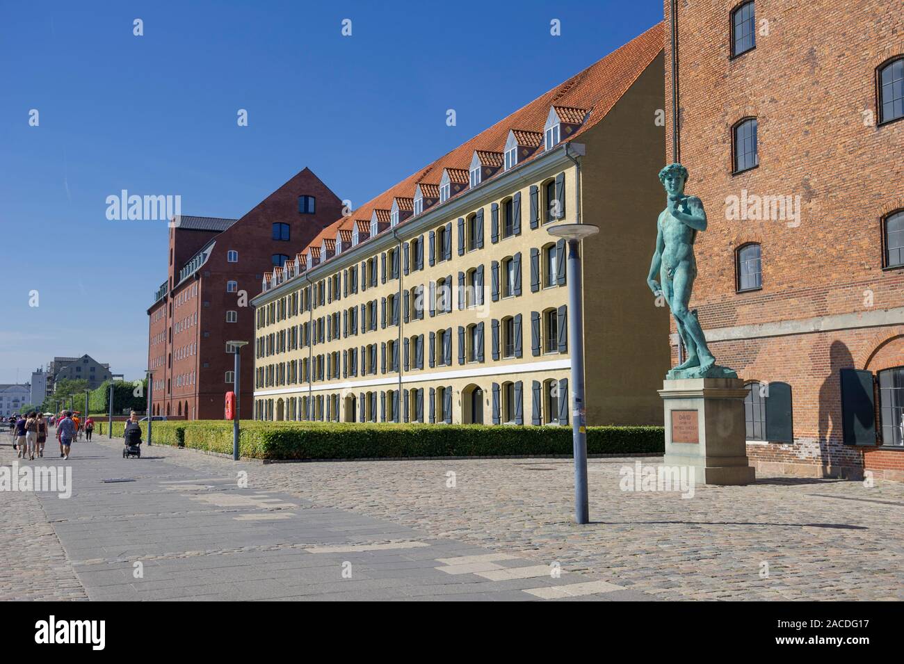 Eine Kopie von Michelangelos Statue des David durch den Hafen in Kopenhagen, Dänemark. Stockfoto
