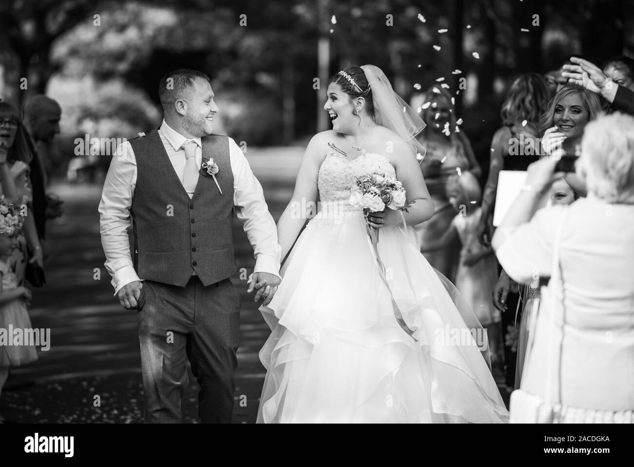 Eine lächelnde Frau und ein Bräutigam, die glücklich und verliebt an ihrem Hochzeitstag lachen, Hochzeitsfotografie Stockfoto