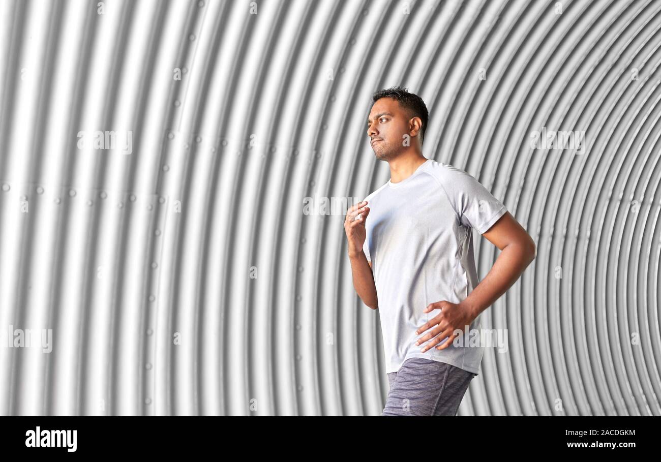 Sportlicher junger Mann im Tunnel Stockfoto
