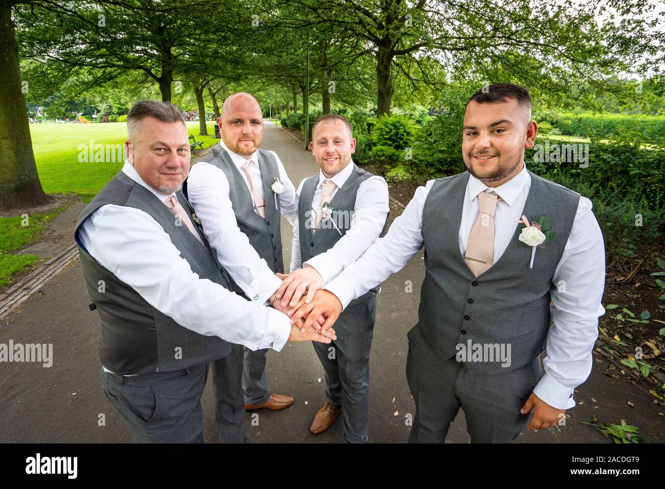 Bräutigam und die besten Männer haben Hochzeitsfotos in Floral Hall, Tunstall Park, Stoke on Trent, Hochzeitsfotos, Feiern, traditionelle englische Hochzeit Stockfoto