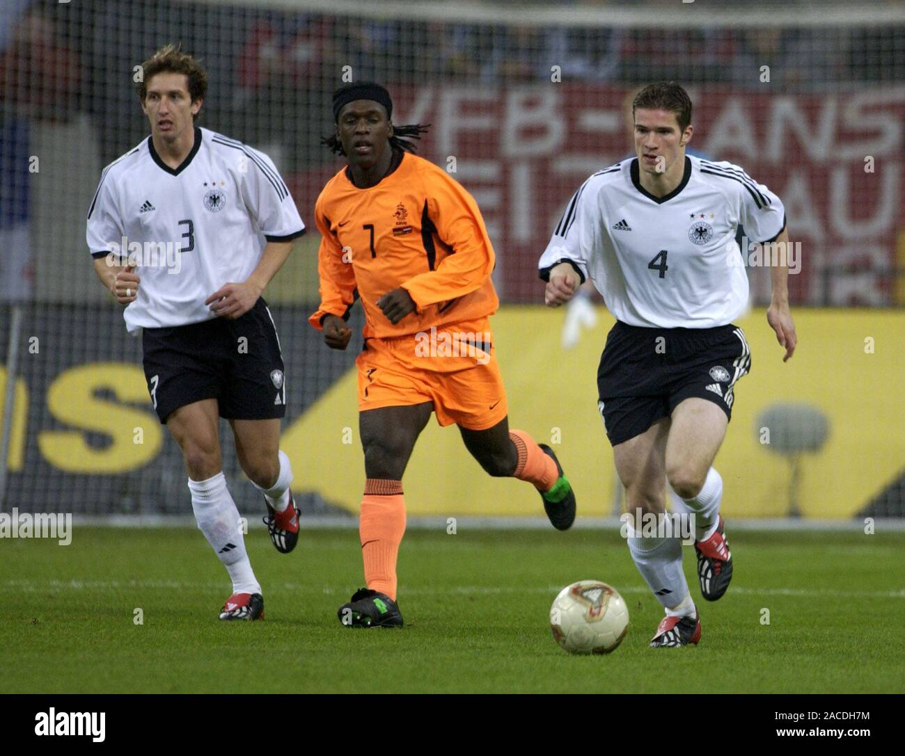 Arena auf Schalke, Gelsenkirchen Deutschland, 20.11.2002, Fußball: Internationale freundlich, Deutschland (GER, Weiß) vs Niederlande (NED, orange) 1:3 Von links: Frank Baumann (GER), Clarence Seedorf (NED), Arne Friedrich (GER) Stockfoto