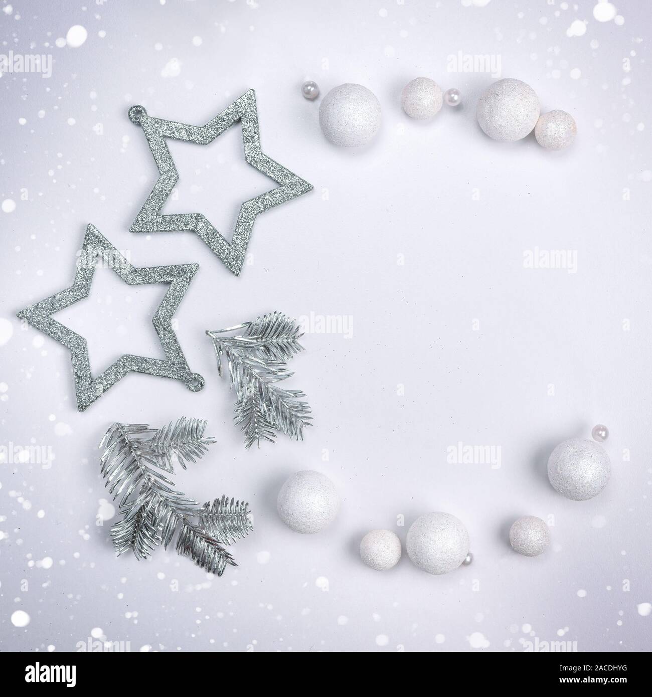 Flach Komposition mit Weihnachten Einrichtung mit silbernen Sternen, silber Zweige Fichte. Minimalismus, eine Kopie Raum Stockfoto