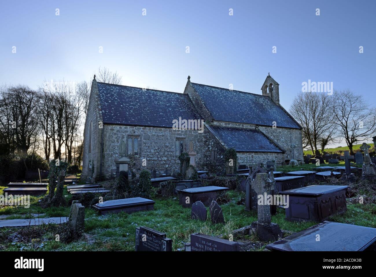 St Gredifael's Kirche in Penmynydd, Anglesey, wurde im 12. Jahrhundert gebaut. Es hält das Grab von Goronwy ap Tudur Henne (Haus der Tudor). Stockfoto