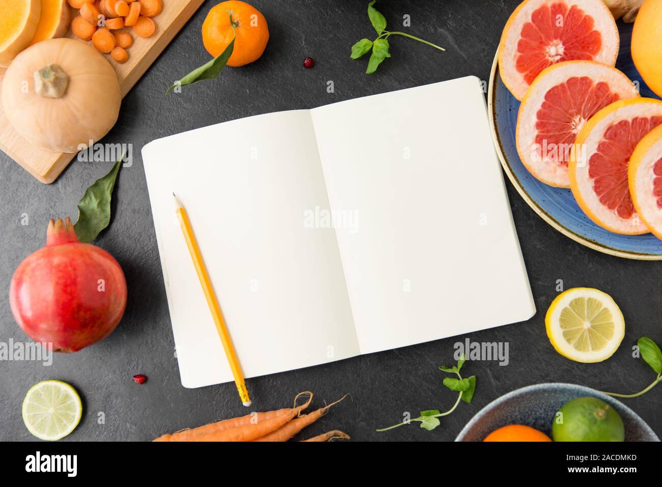Nahaufnahme der Notebook, Früchte und Gemüse Stockfoto