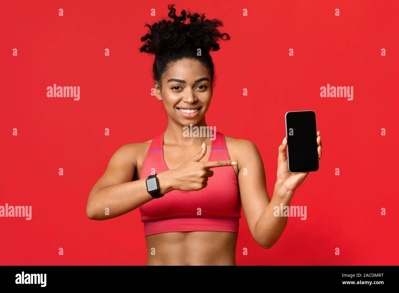 Sportliche schwarze Frau auf Smartphone leerer Bildschirm zeigen Stockfoto