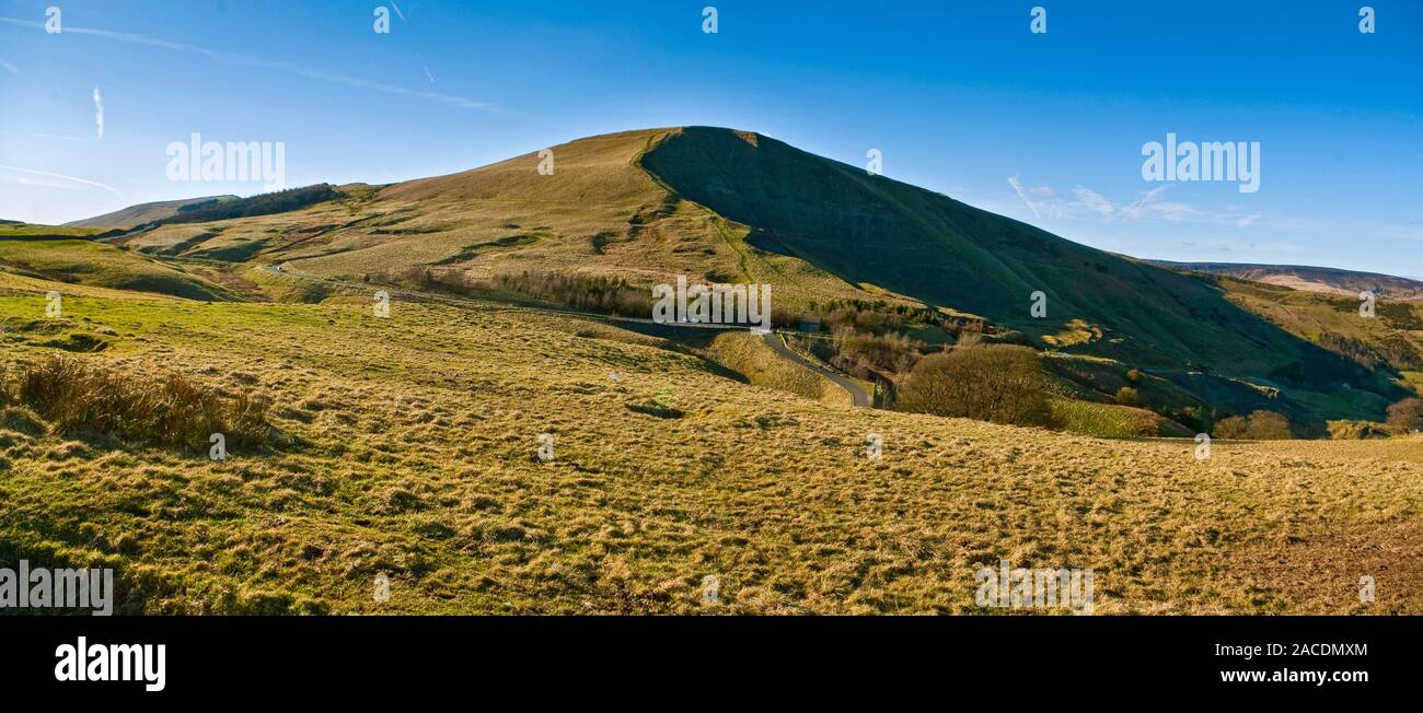 Panorama von Mam Tor, Castleton, vom Gipfel des Treak Cliff und in der Nähe der Blue John Cavern im Zentrum rechts, mit Odin Rake entlang der Flanke. Stockfoto