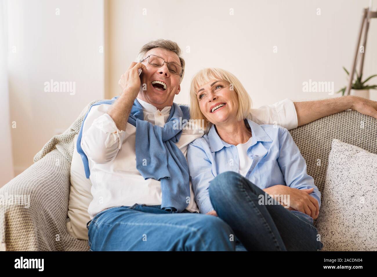 Positiv am Telefon sprechen die Großeltern mit Enkeln Stockfoto