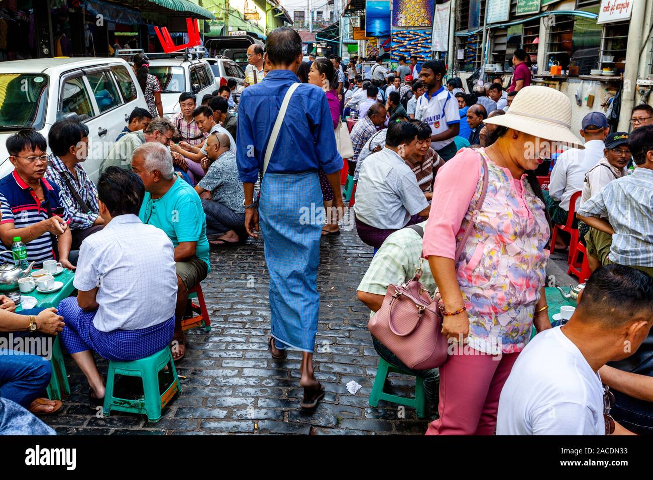 Menschen außerhalb eines Cafe Trinken von Tee und Kaffee in der Bogyoke Aung San Markt, Yangon, Myanmar sitzen. Stockfoto