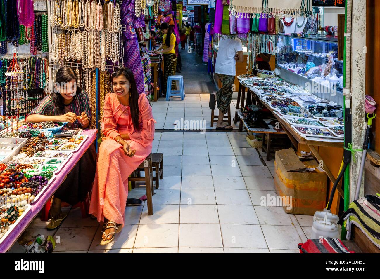 Bunte Kleidung Geschäfte in der Bogyoke Aung San Market, Yangon, Myanmar. Stockfoto