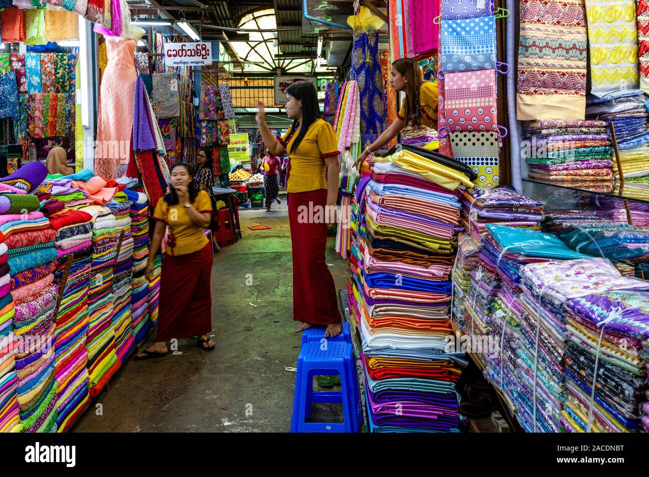 Bunte Kleidung Geschäfte in der Bogyoke Aung San Market, Yangon, Myanmar. Stockfoto