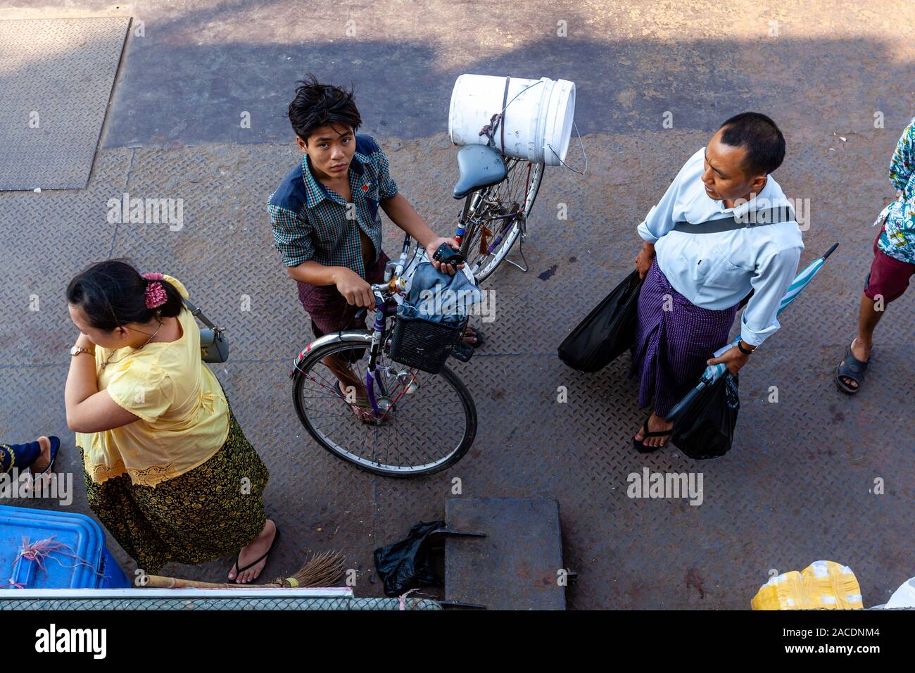 Eine kleine Gruppe von Menschen an Bord der Dalah (Dala) Fähre, Pansodan Ferry Terminal, Yangon, Myanmar warten. Stockfoto