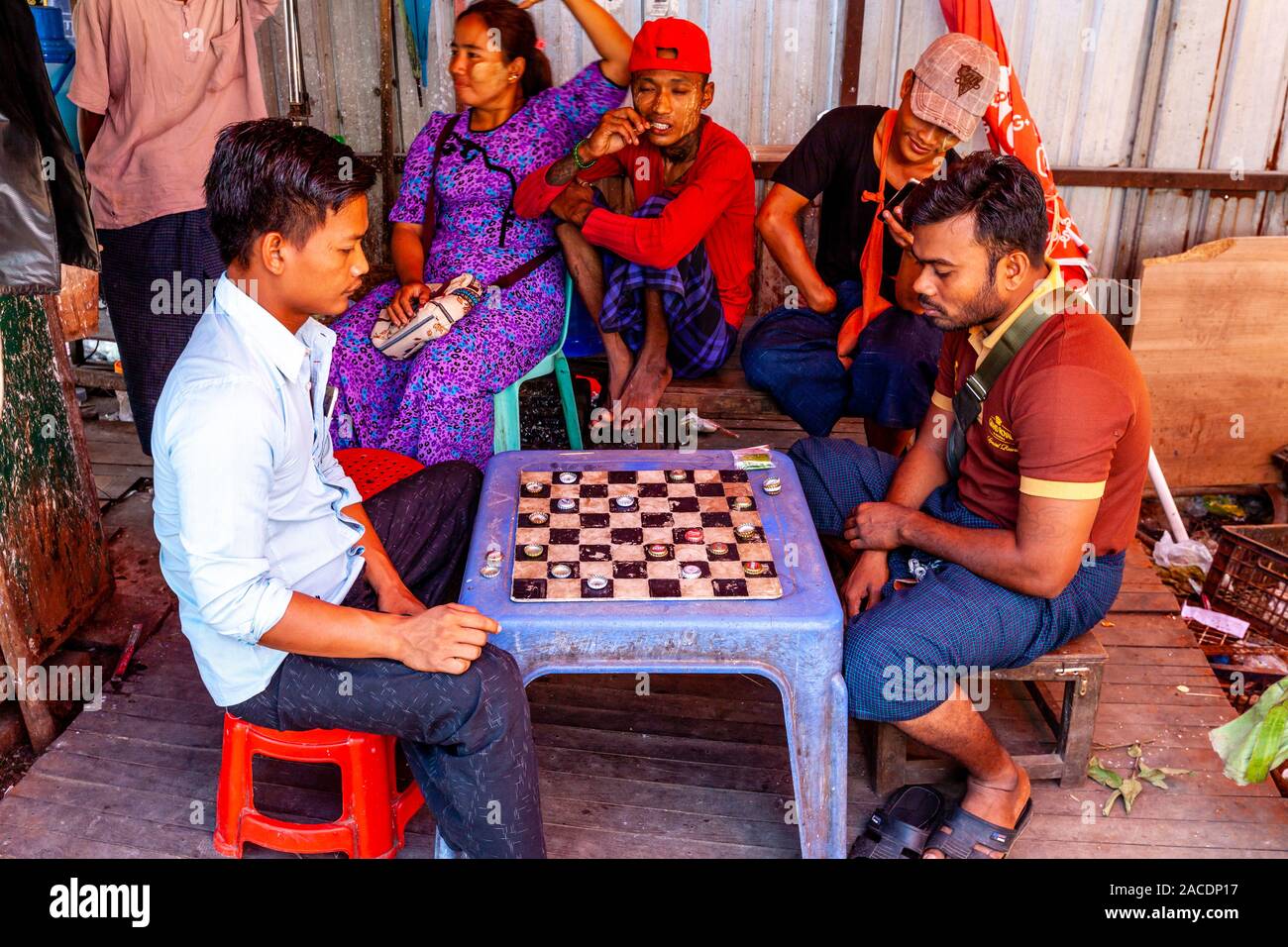 Lokale Männer, Brettspiele, Dalah, in der Nähe von Yangon, Myanmar. Stockfoto