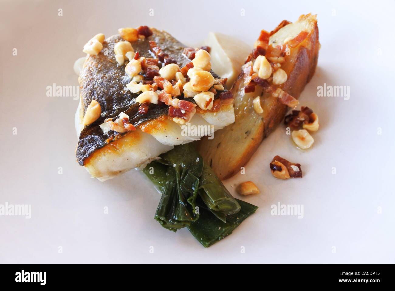 Studio shot der Linie gefangen Pollack mit Pommes Anna - Johannes Gollop Stockfoto