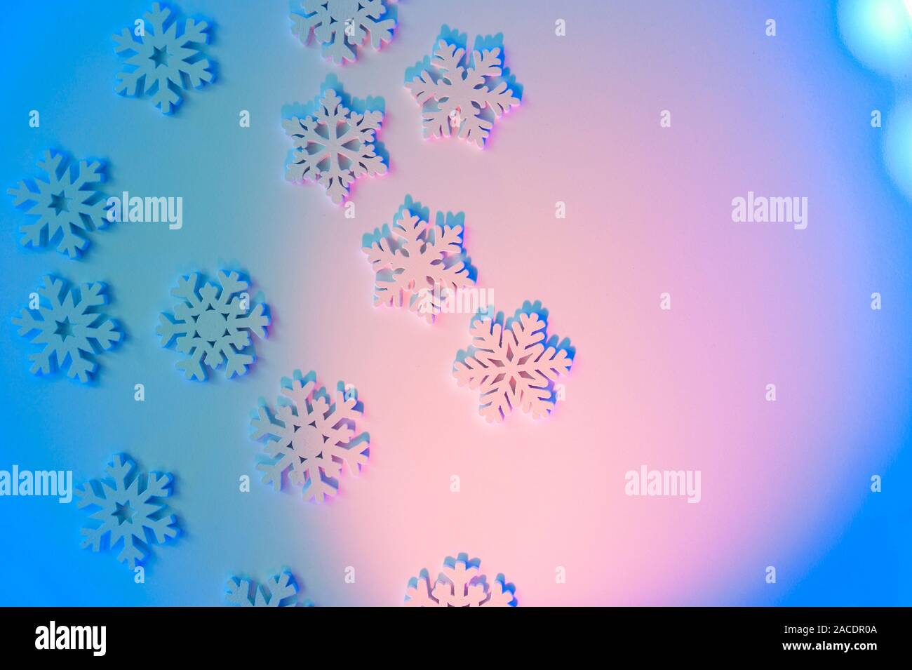Weihnachten blau neon Hintergrund mit Holz- Schneeflocken mit Platz für Ihren Text. Urlaub Grußkarte Design mit Farbverlauf leuchtet Stockfoto
