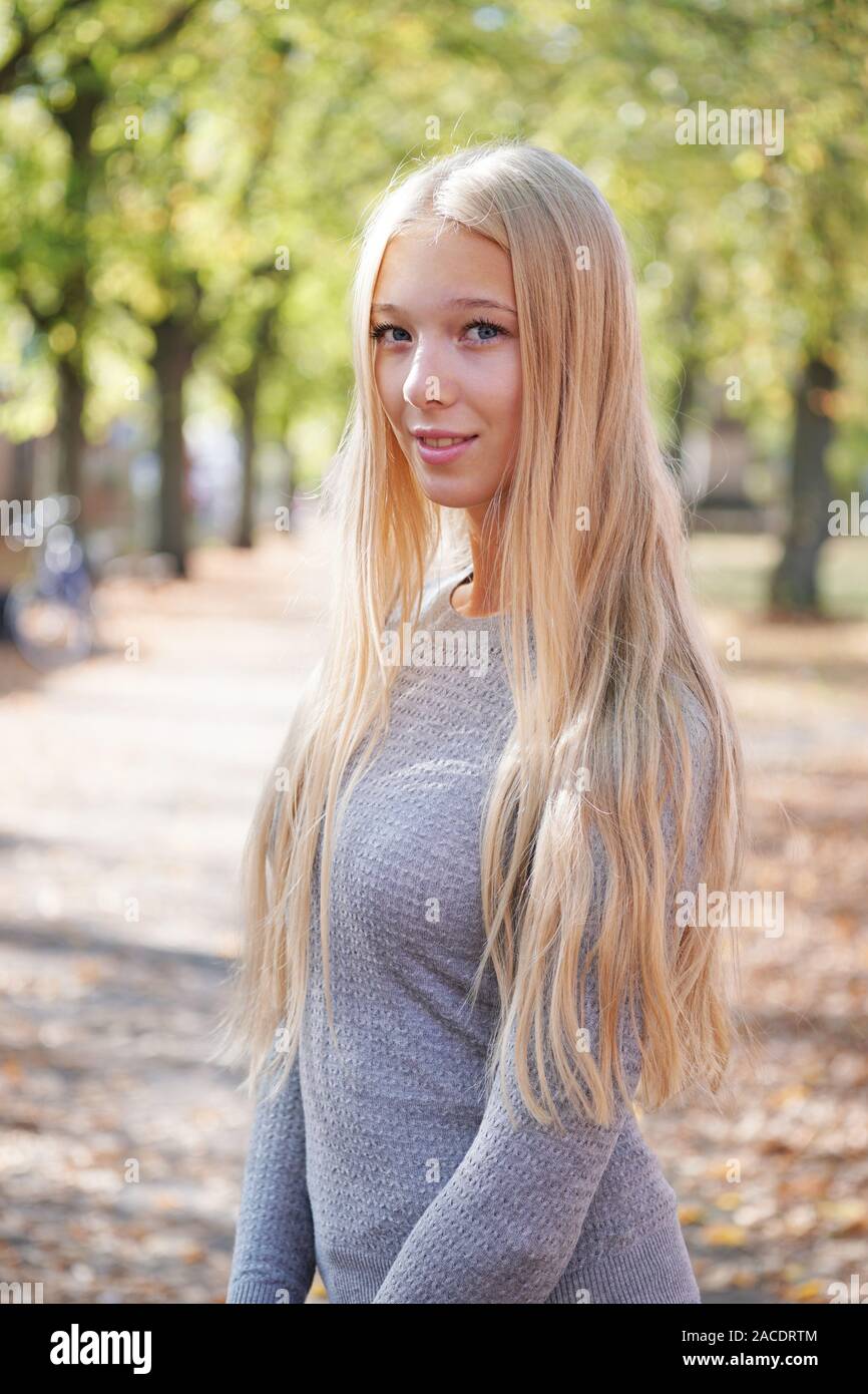 Portrait von jugendlichen Mädchen mit langen blonden Haaren und sonnigen Tag im Freien. Stockfoto