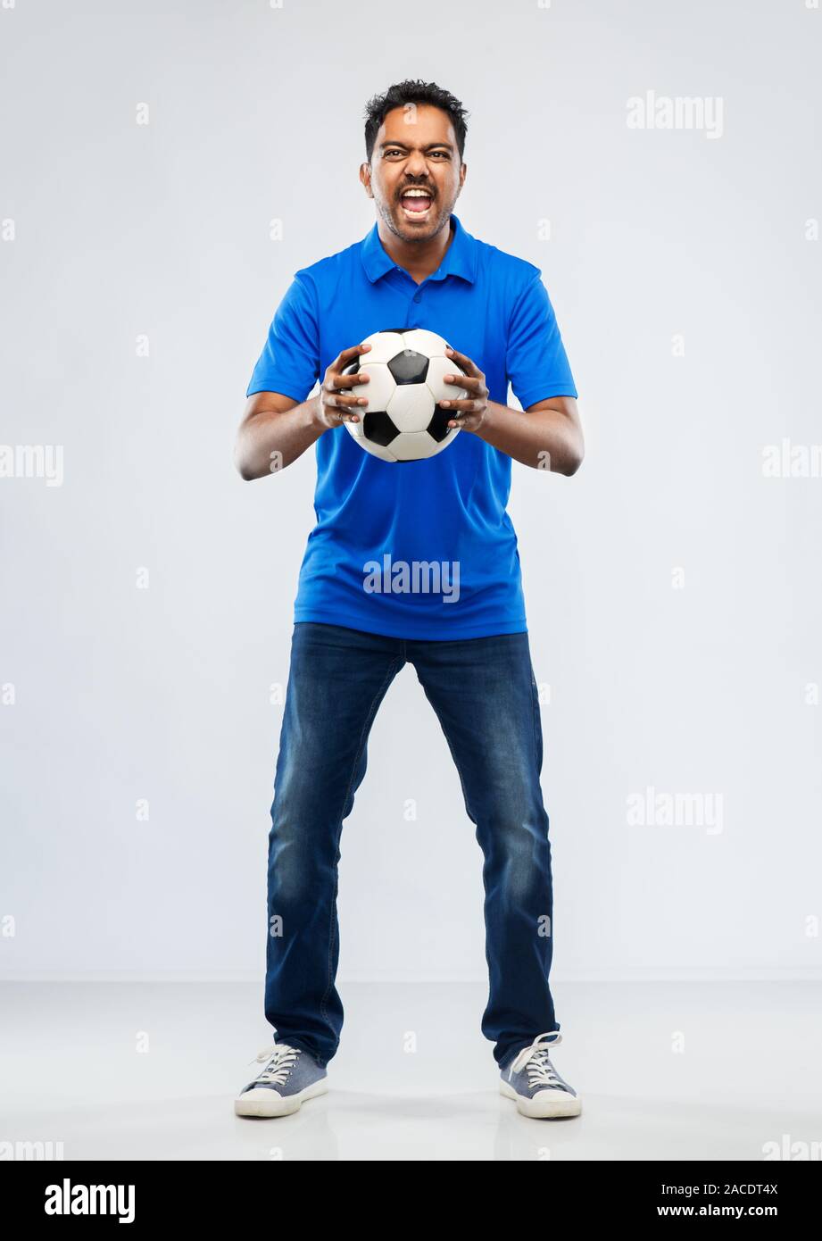 Verärgert indische männlichen Fußballfan mit Fußball Stockfoto