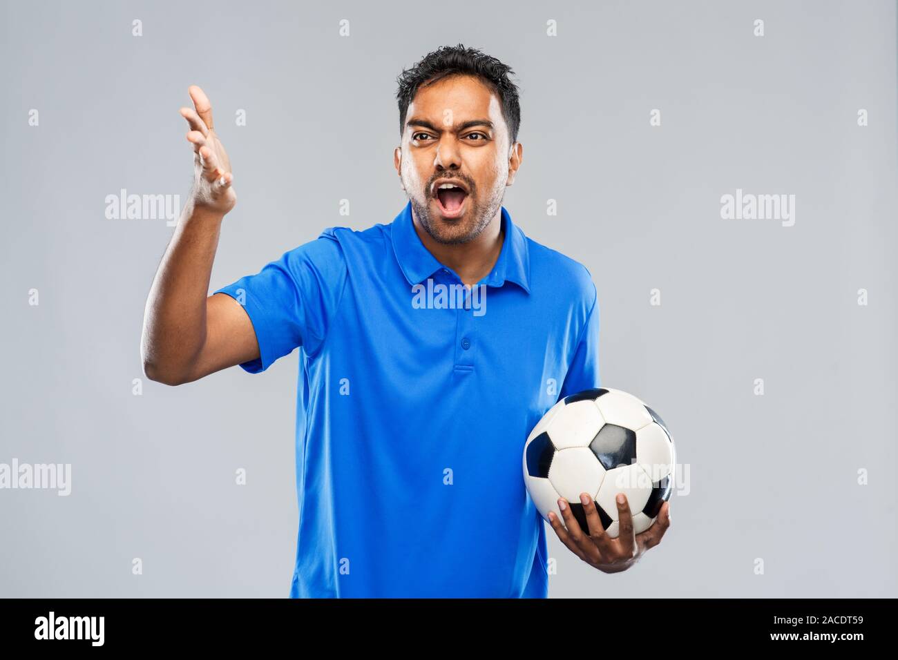 Verärgert indische männlichen Fußballfan mit Fußball Stockfoto