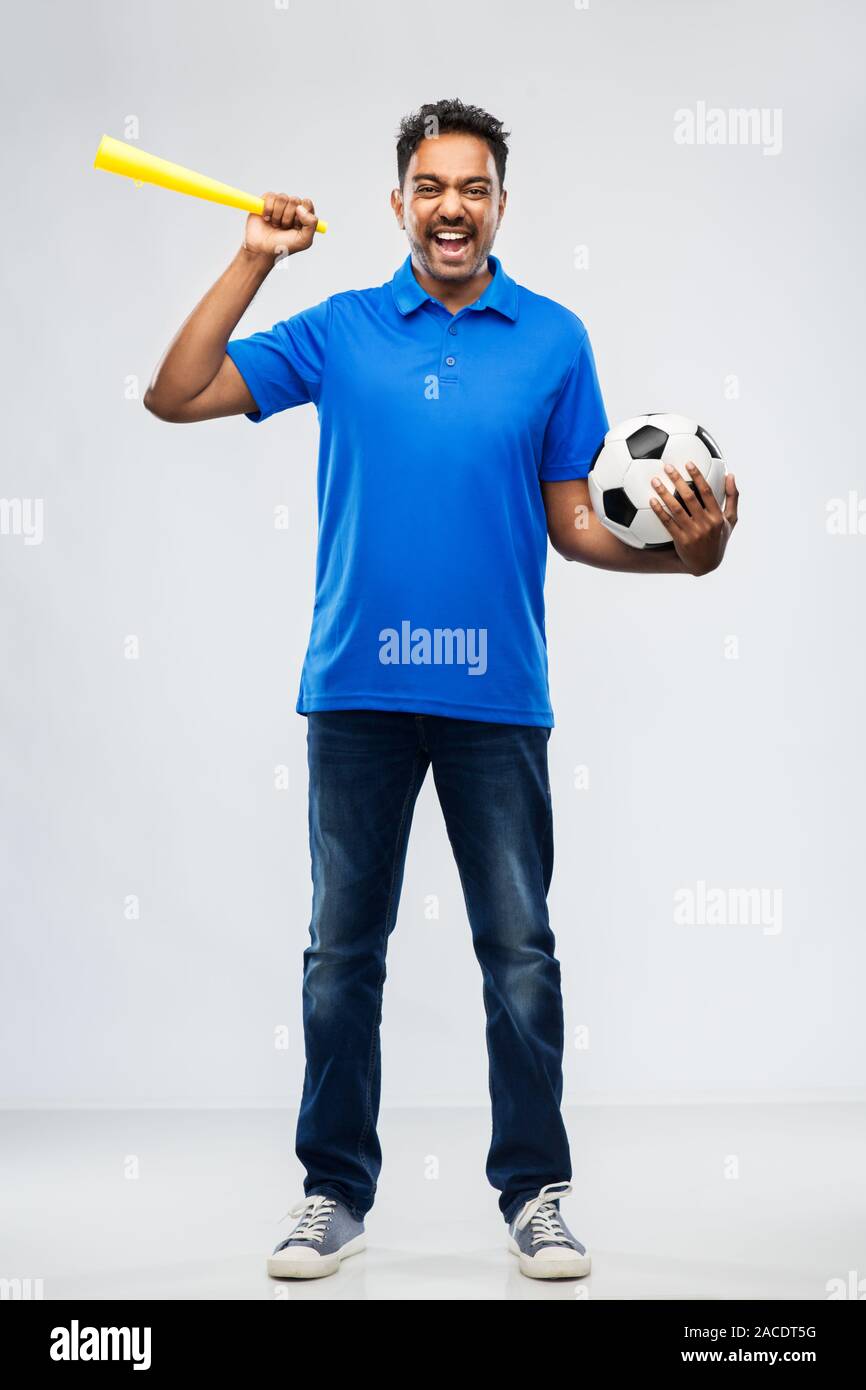 Männliche Fußballfans mit Fußball und die Vuvuzela Stockfoto