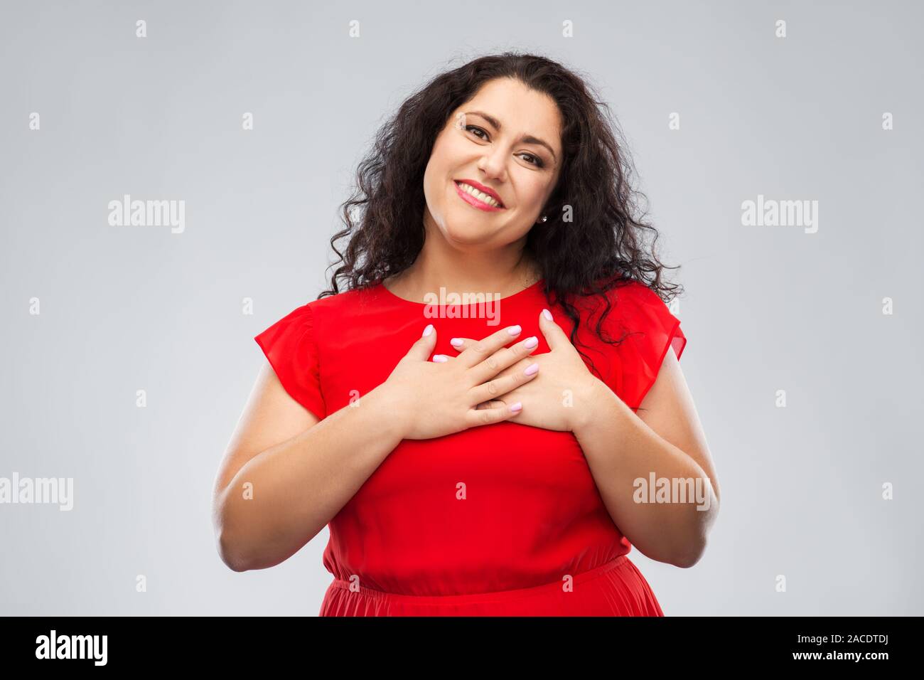 Glückliche Frau, Hände auf Brust oder Herz Stockfoto