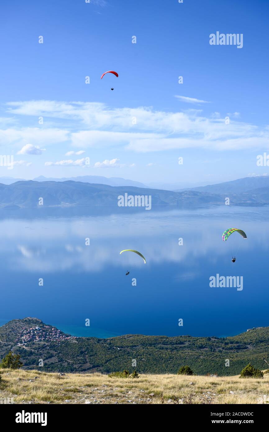 Gleitschirme in der galičica National Park über den Ohrid-See in Mazedonien, mit Albanien in der Ferne,Mazedonien, Europa. Stockfoto