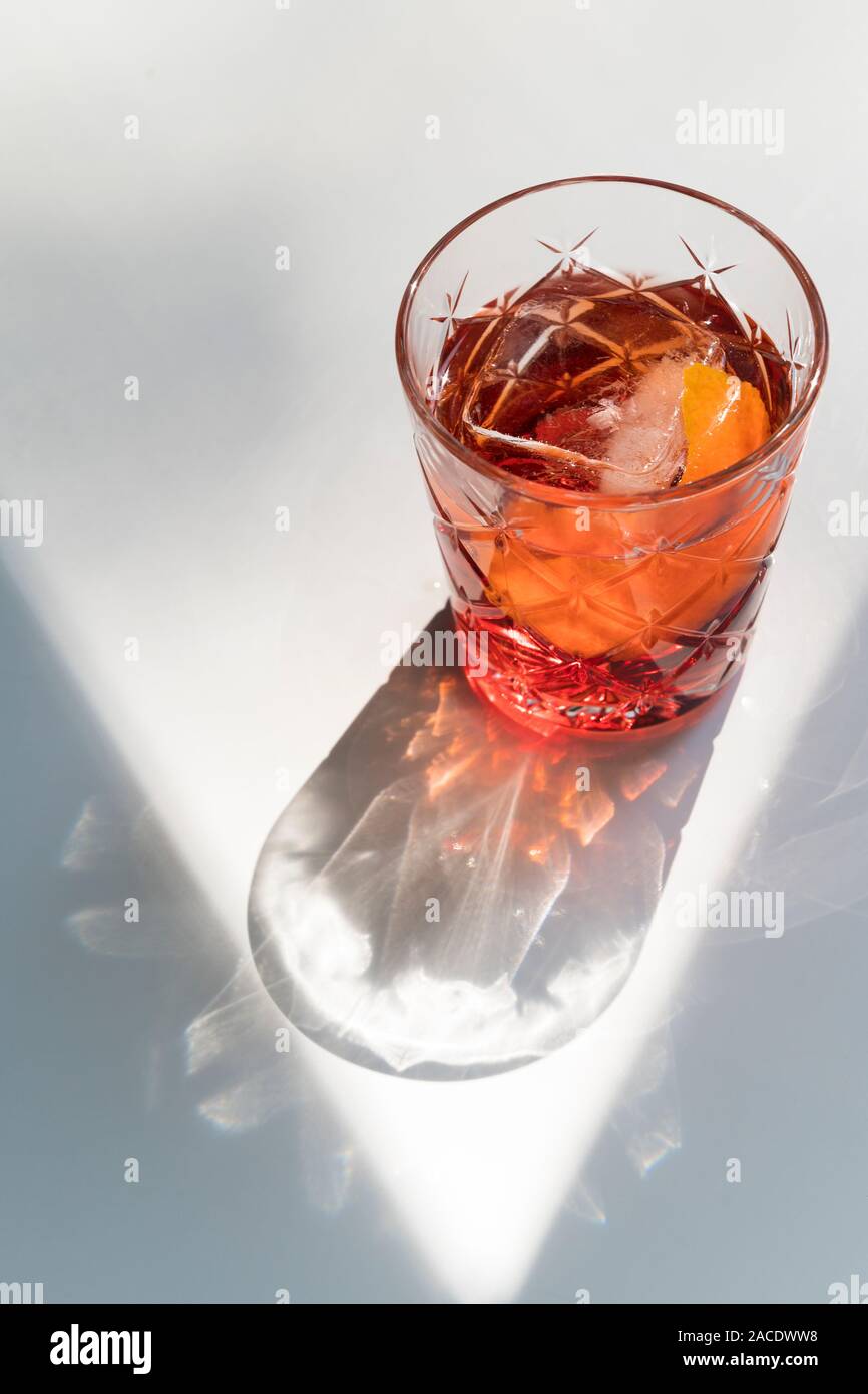 Negroni Cocktail mit Schatten Stockfoto