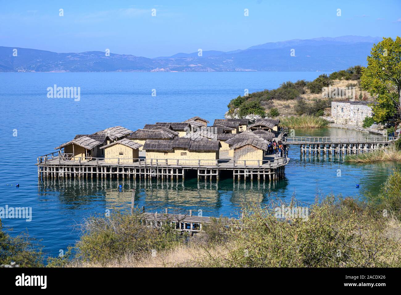 Die Bucht von Knochen Museum, einer rekonstruierten prähistorisches Dorf am See von Ohrid in der Nähe von Peshtani im Norden von Mazedonien, Europa. Stockfoto