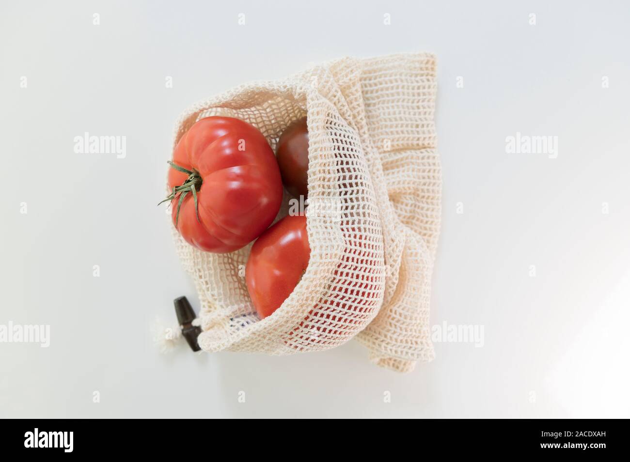 Tomaten in wiederverwendbarem Beutel Stockfoto