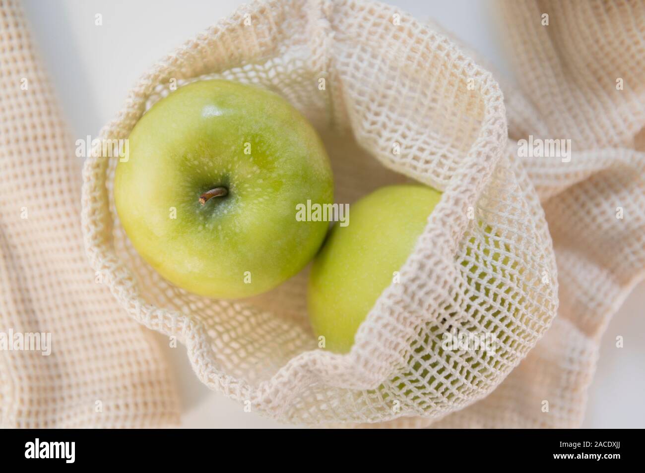 Grüne Äpfel im Mehrwegbeutel Stockfoto