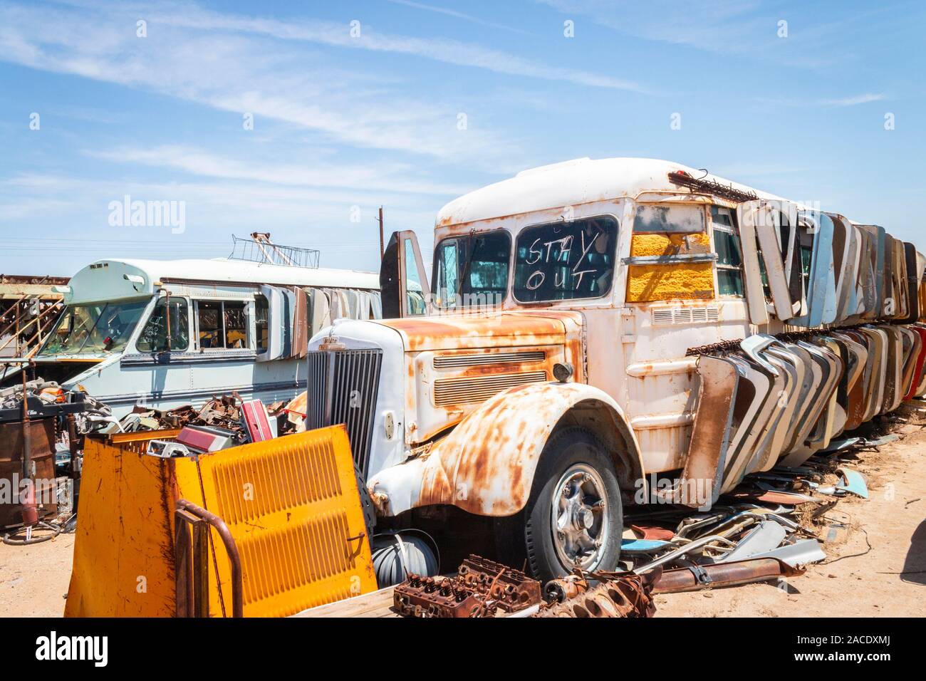 Abgebrochene rusty Busse in einem Junk Yard in der Wüste in der Nähe von Phoenix Arizona USA Stockfoto