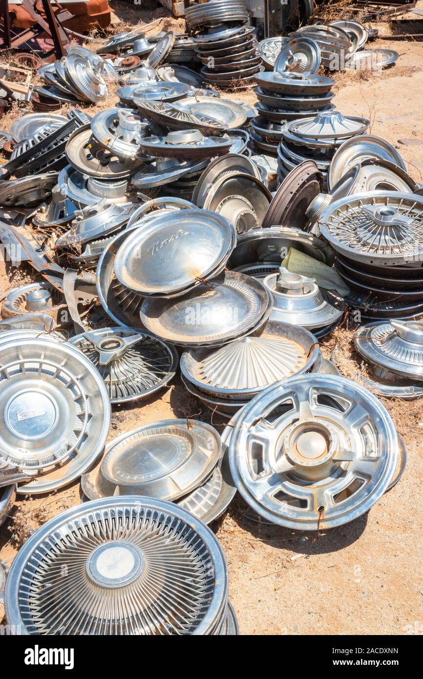 Glänzend verchromte Radkappen in einem Junk Yard in der Wüste in der Nähe von Phoenix Arizona USA Stockfoto