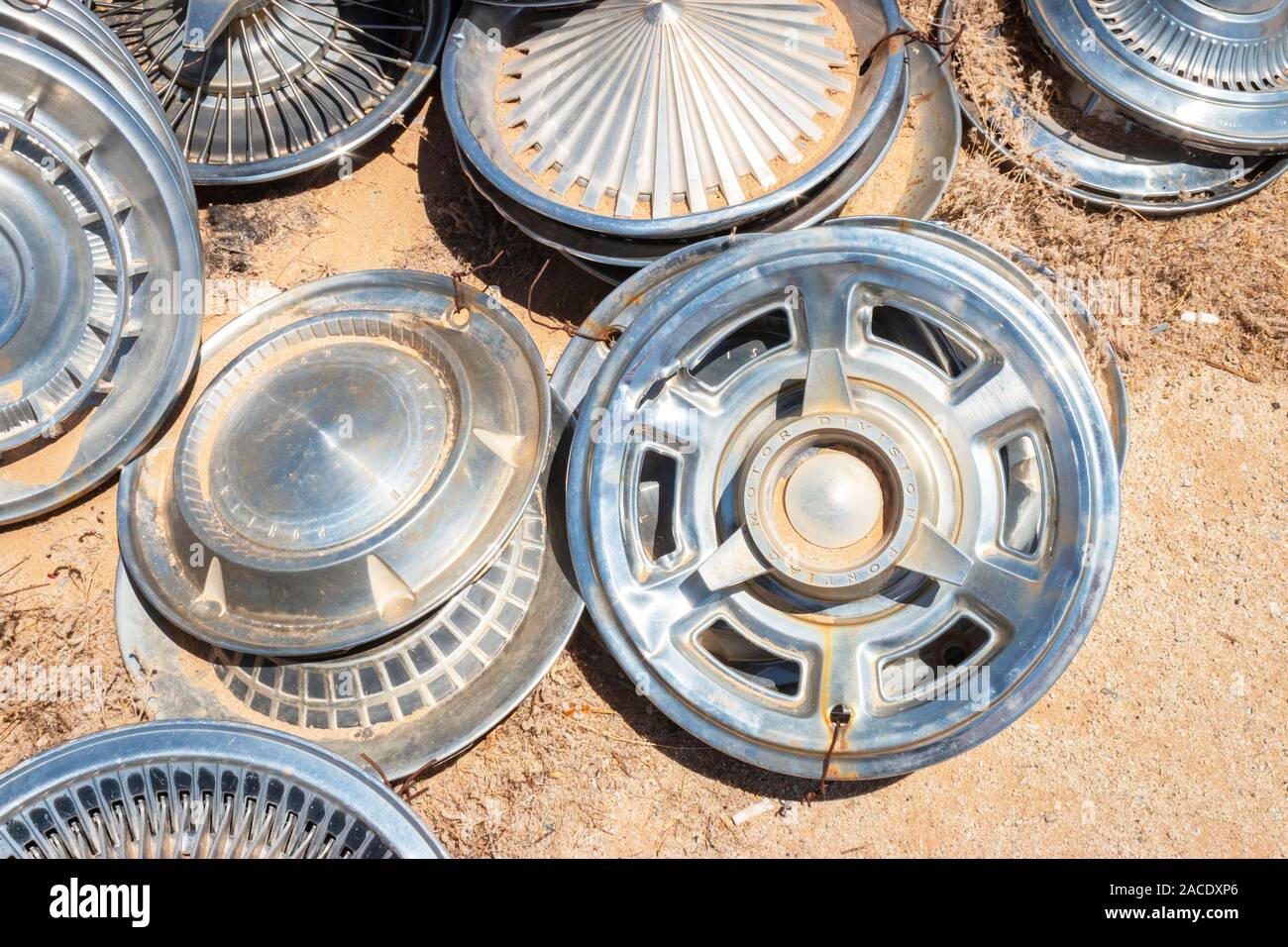 Glänzend verchromte Radkappen in einem Junk Yard in der Wüste in der Nähe von Phoenix Arizona USA Stockfoto