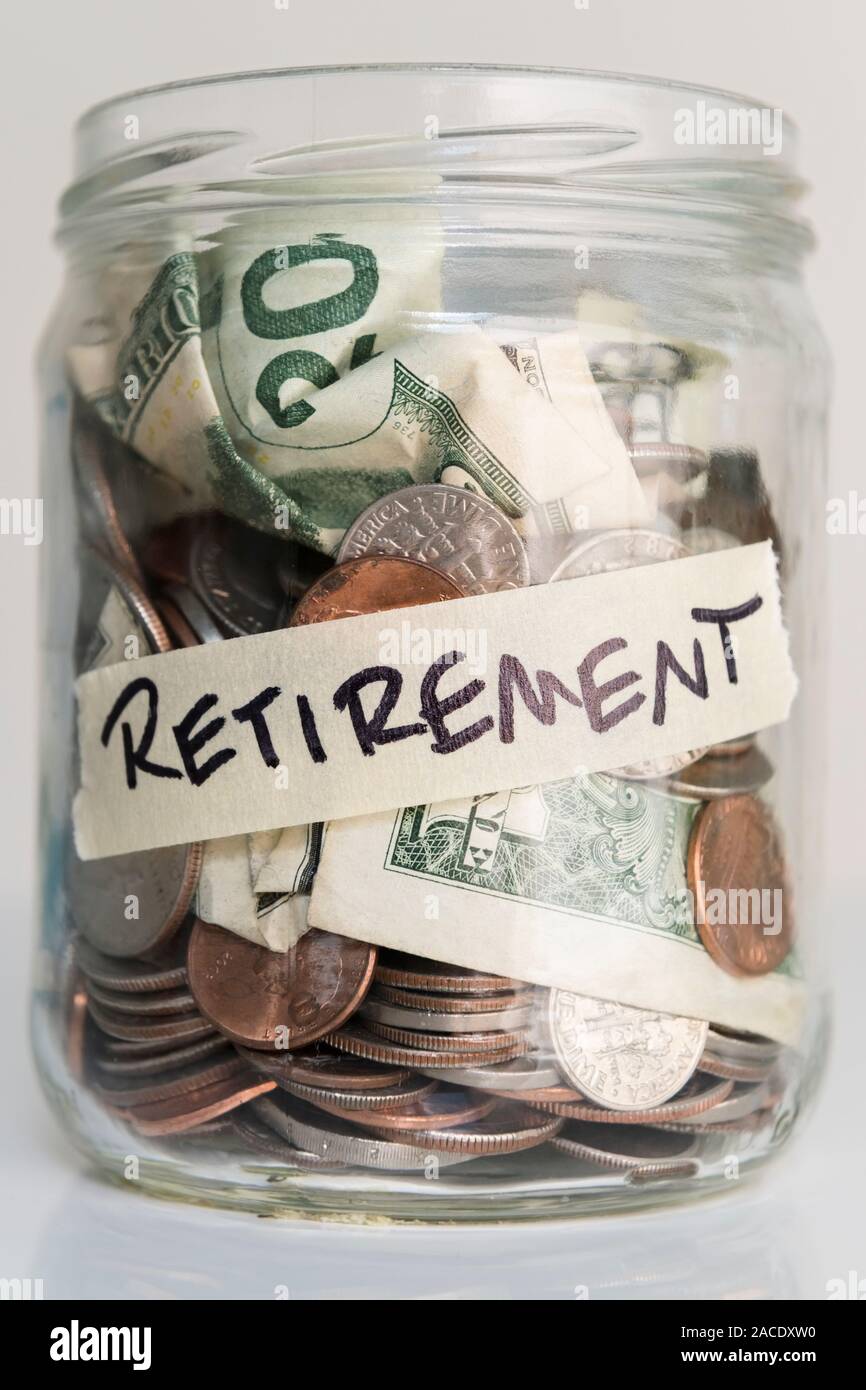 Geld im Glas mit der Aufschrift „Erfüllen“ Stockfoto