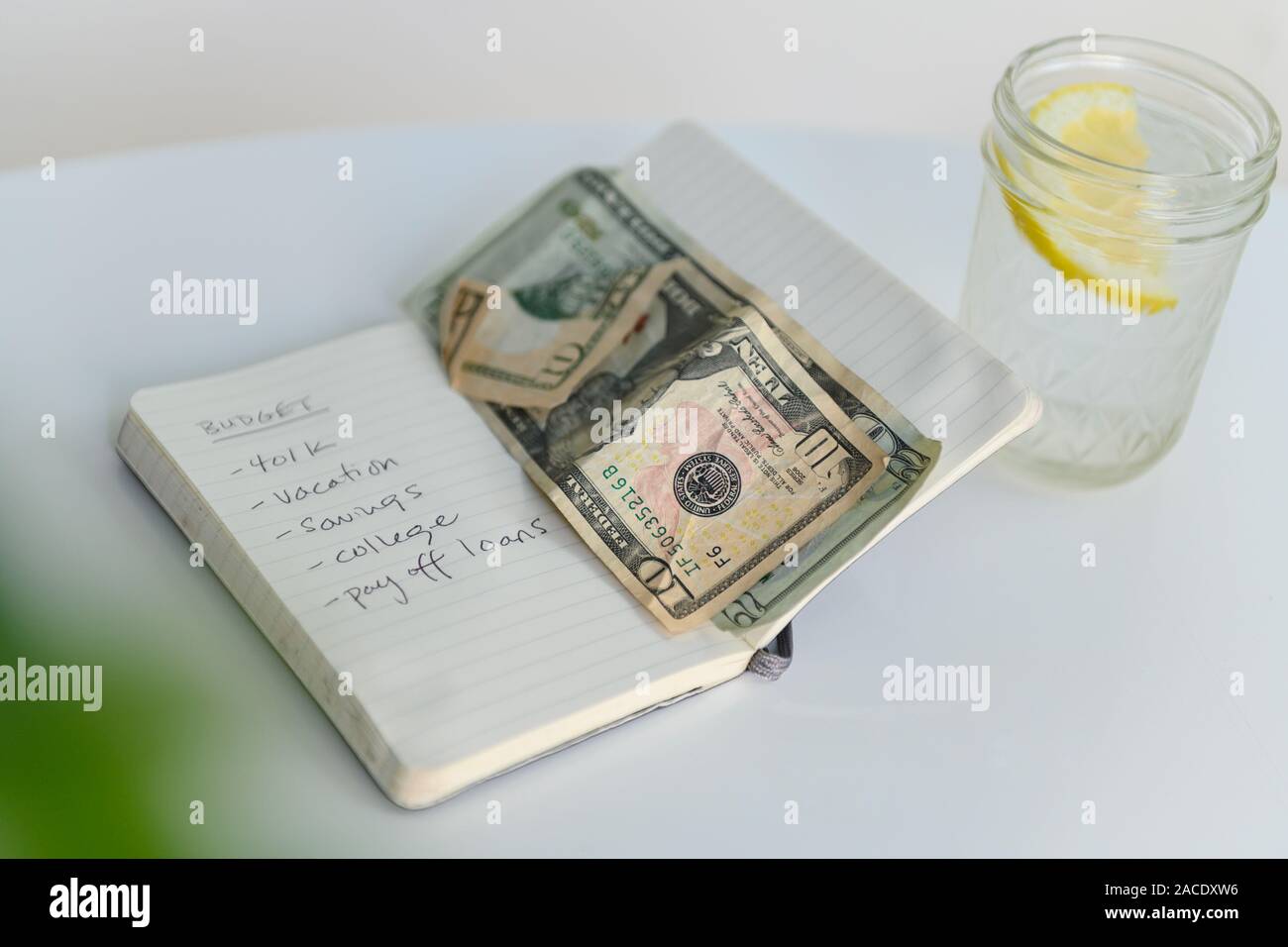 Budget-Liste im Notebook mit Geld Stockfoto