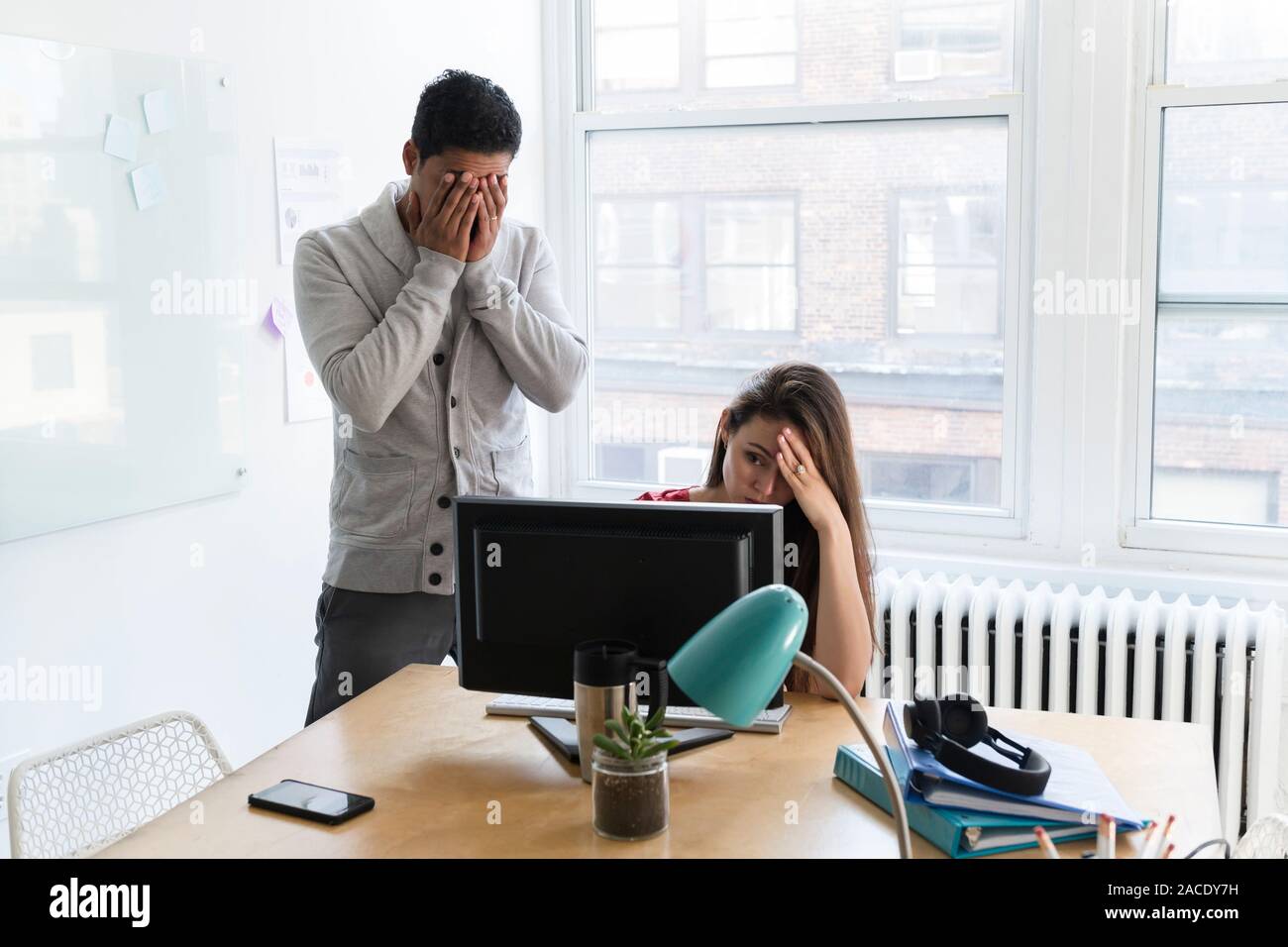 Gestresste Mitarbeiter am Computer zusammen Stockfoto