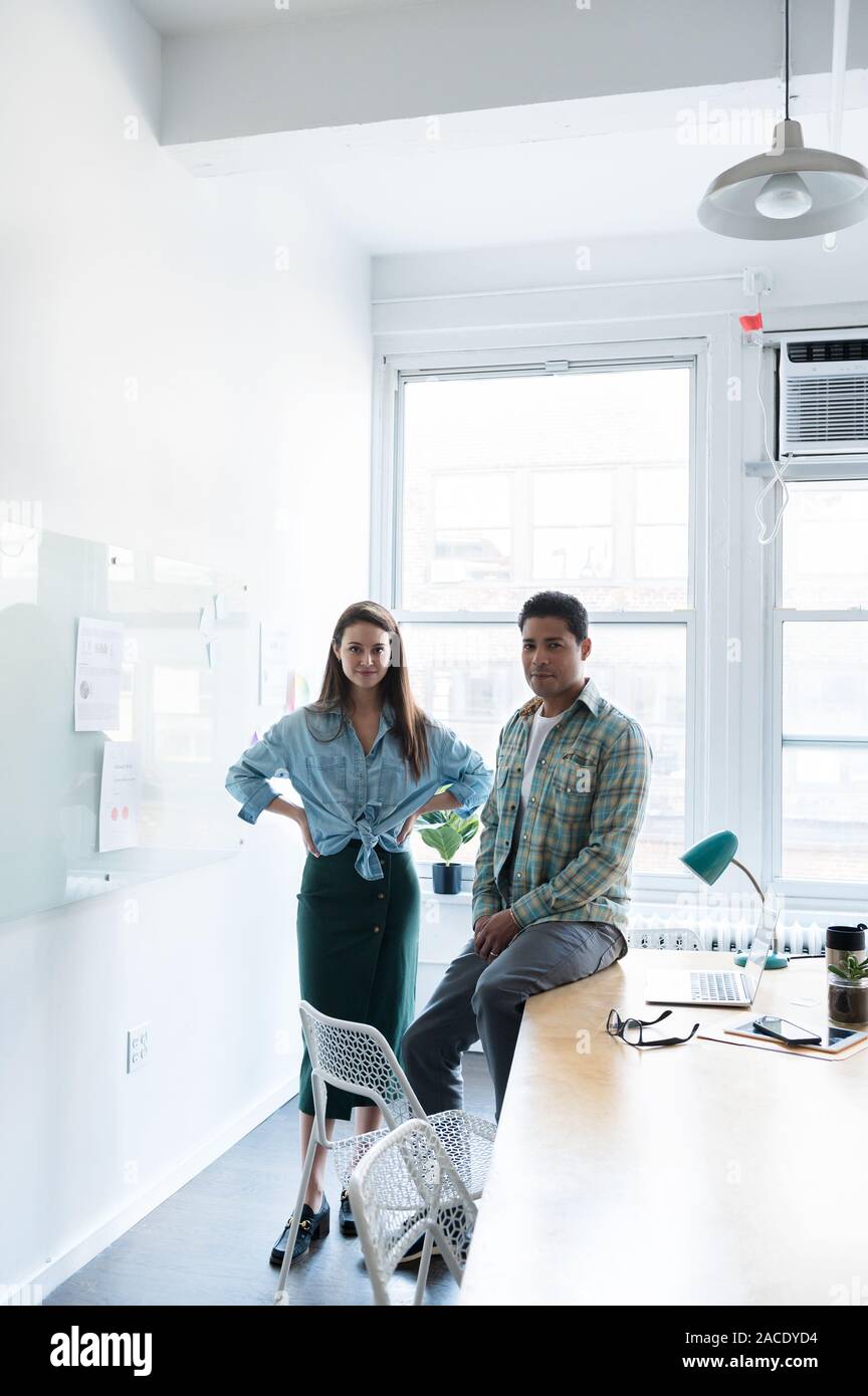 Mitarbeiter im modernen Büro Stockfoto