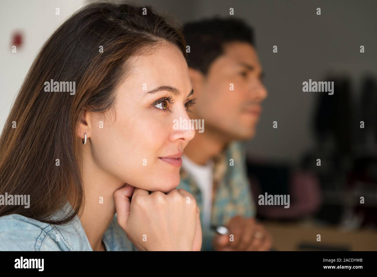 Business-Leute hören während der Sitzung Stockfoto