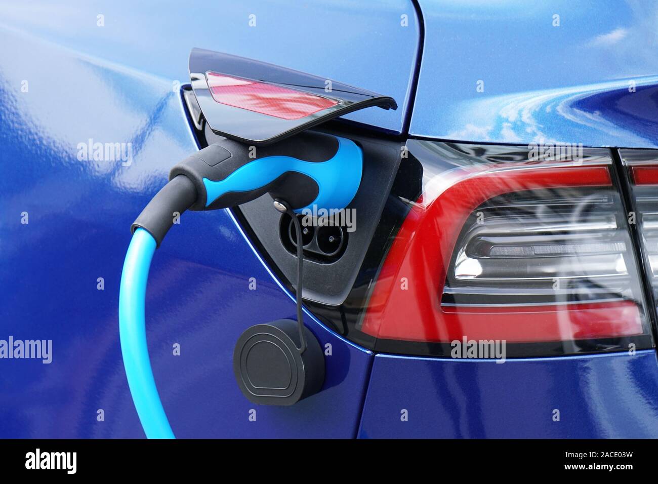 EV oder Elektroauto an der Ladestation mit Plug-in-Spannungsversorgung Kabel - e-mobility concept Stockfoto