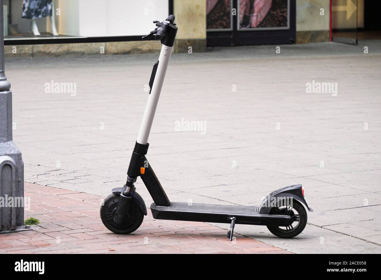 Elektroroller, e-Scooter auf Fußgängerzone geparkt - e-mobility oder Micro-Mobilität Trend Stockfoto