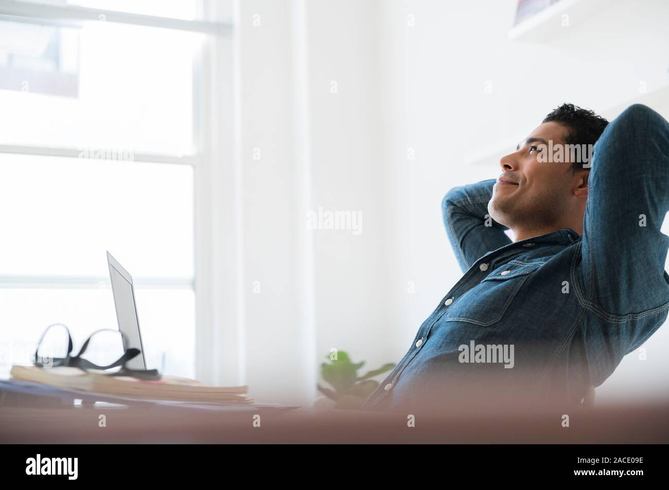 Geschäftsmann Entspannung am Schreibtisch Stockfoto